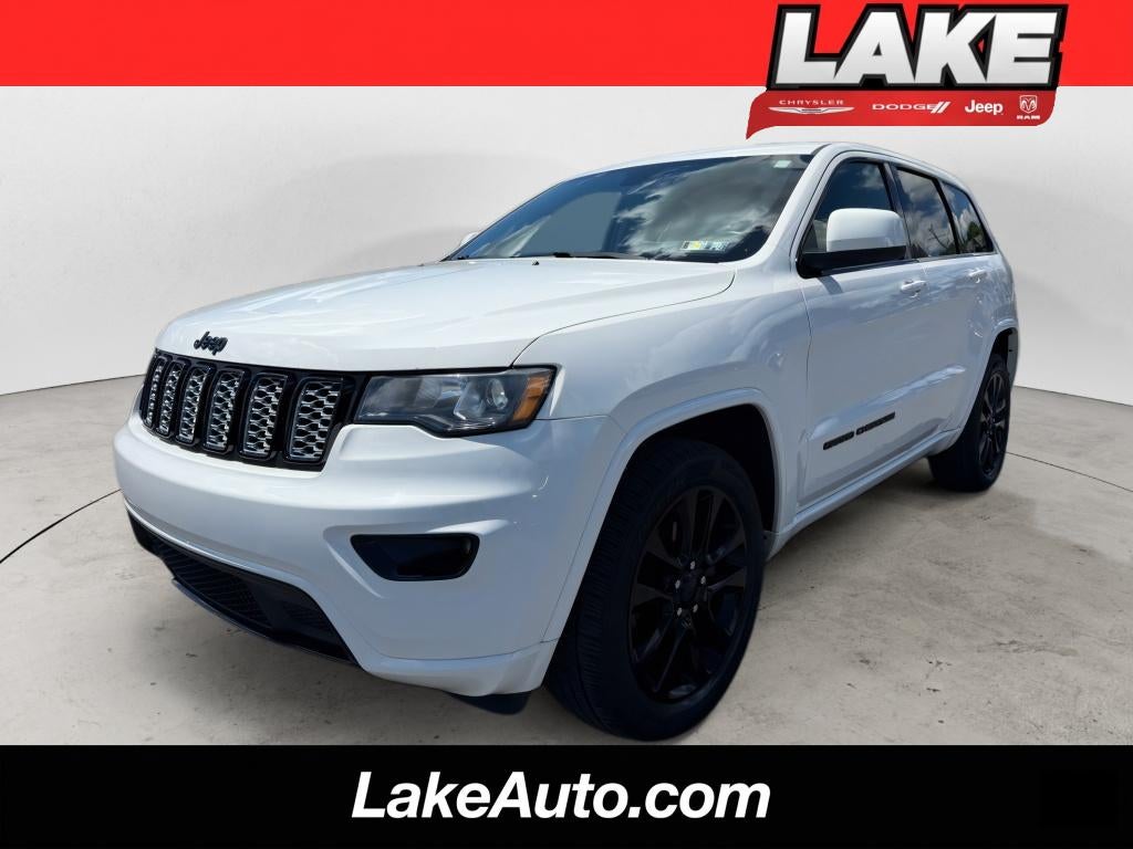 2017 Jeep Grand Cherokee Altitude in White — front three-quarter view