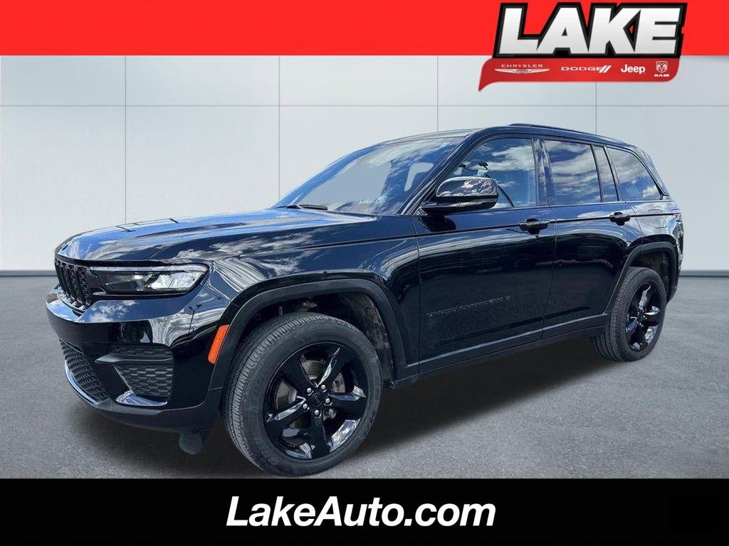 2023 Jeep Grand Cherokee Altitude in Diamond Black Crystal Pearlcoat — front three-quarter view