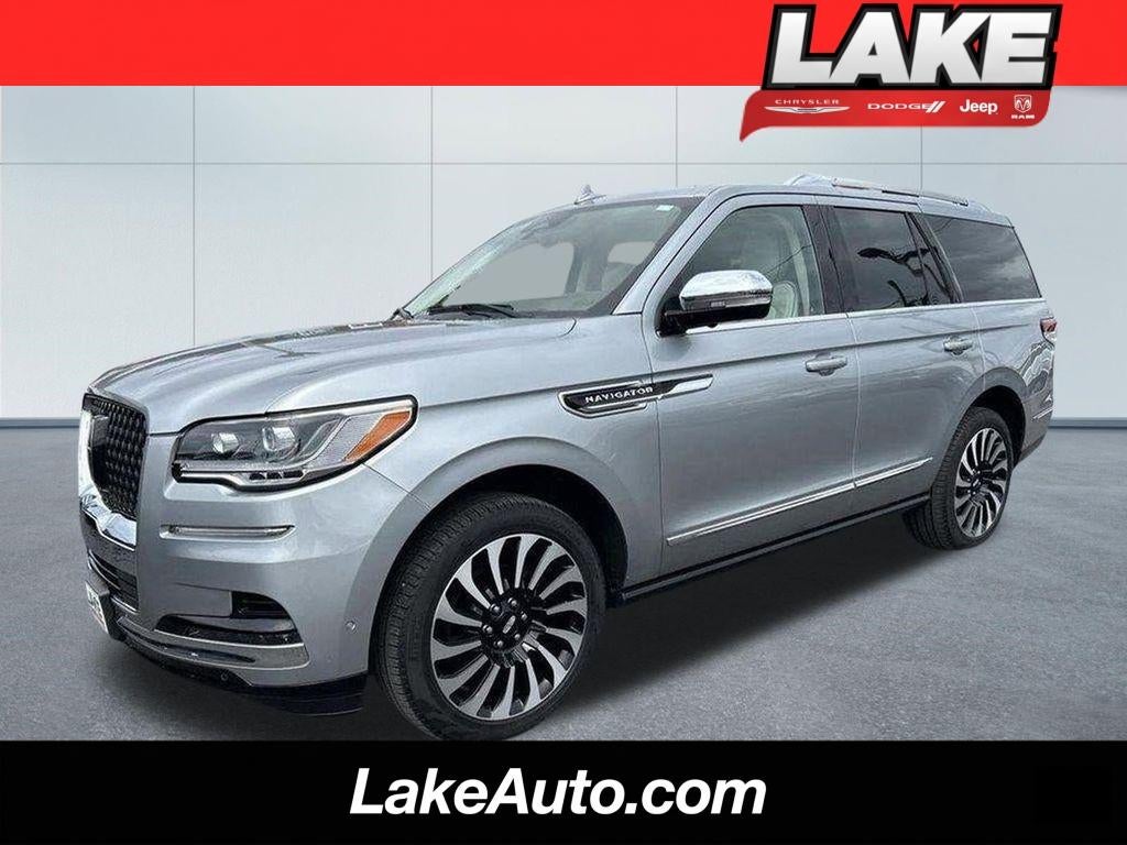 2023 Lincoln Navigator Black Label in Silver Radiance Metallic Clearcoat — front three-quarter view