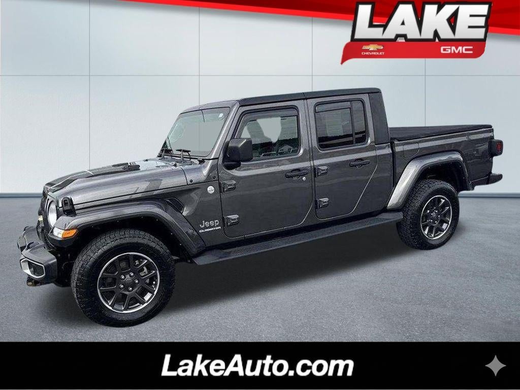 2022 Jeep Gladiator Overland 4x4 in Gray — front three-quarter view